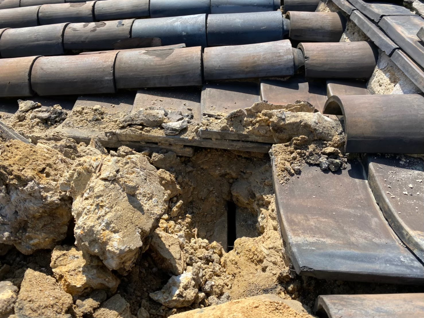 瓦の解体撤去作業